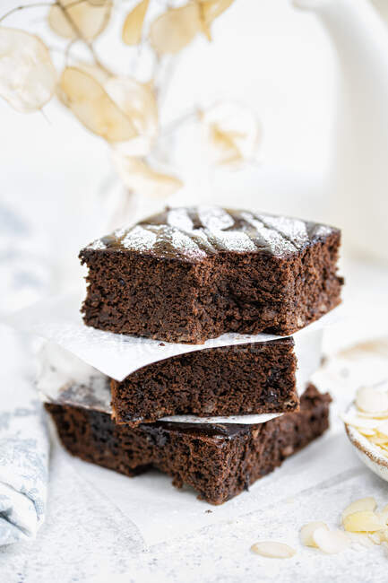 Brownies mondo dimagrante su bianco — Foto stock