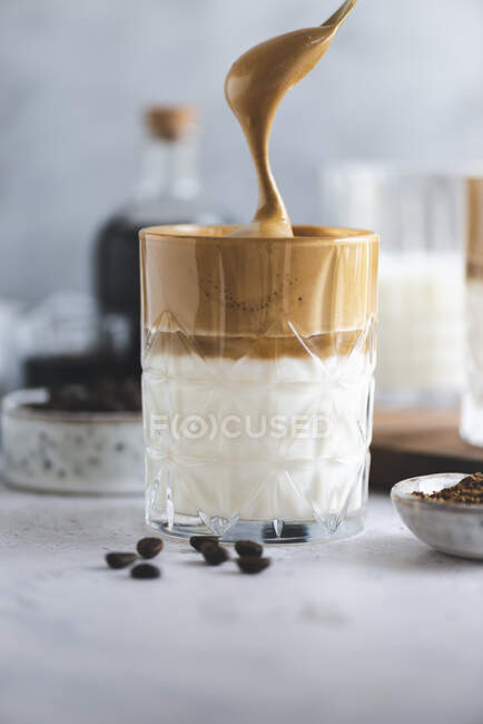 Dalgona-Kaffee mit hausgemachtem Kaffeelikör — Stockfoto