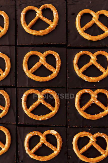 Beer brownies with salt pretzels — Stock Photo