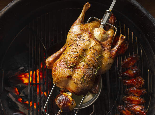 Gebratene Ente auf dem Grill, Blick von oben — Stockfoto