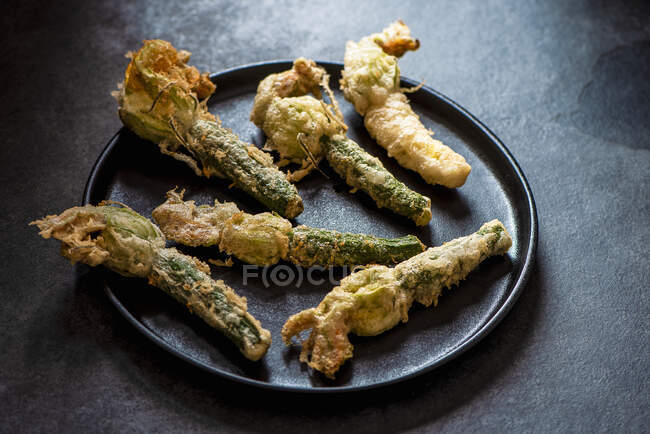 Giovane zucchina con fiori in pastella tempura — Foto stock