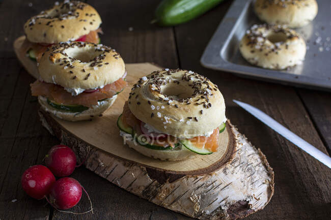 Bagels com salmão e rabanetes — Fotografia de Stock