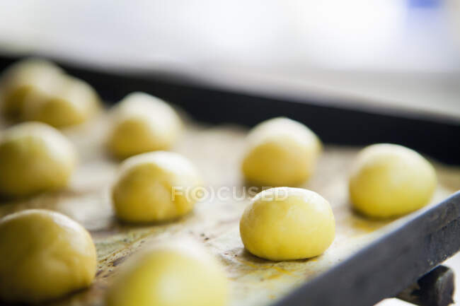 Primer plano de deliciosas bolas de masa de almendras - foto de stock