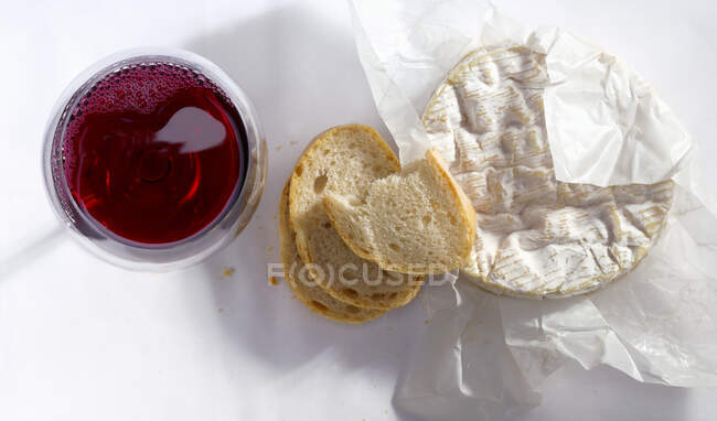 Камамбер з багетом і келихом червоного вина — стокове фото