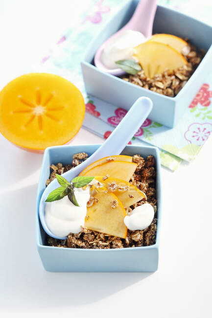 Gebratenes Müsli mit Amaranth, Sesam, Sonnenblumenkernen und Honig, serviert mit Obst und Joghurt — Stockfoto