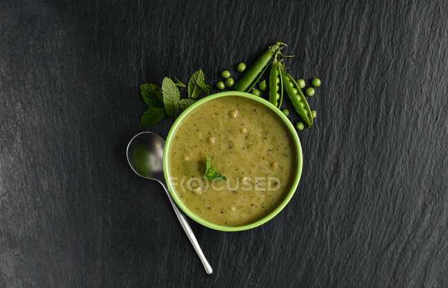 Ervilhas e sopa de hortelã — Fotografia de Stock
