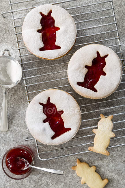 Jam cookies with Easter bunnies on cooling grid — Stock Photo
