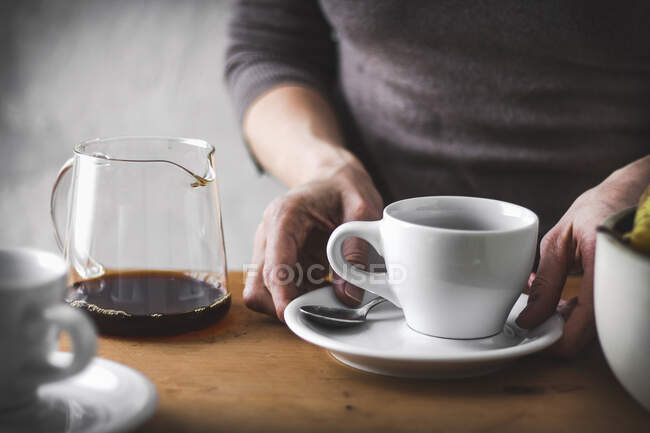 Nahaufnahme der Hände einer Frau mit einer Kaffeetasse — Stockfoto