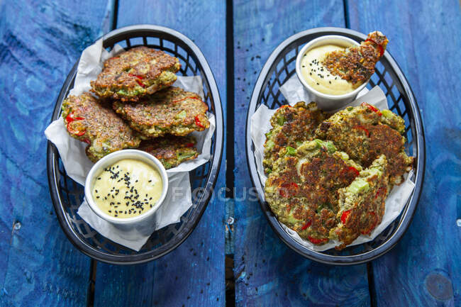 Mung bean fritters with a curry dip — Stock Photo