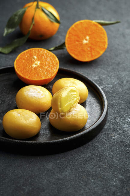 Helado de mochi con mandarina, dulces tradicionales de arroz japonés - foto de stock