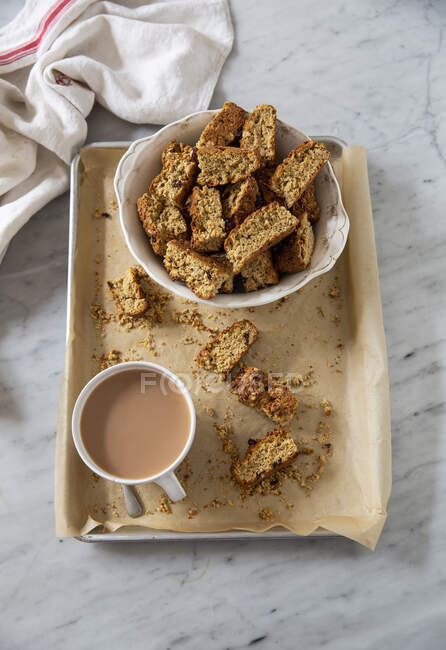 Primo piano di deliziose fette biscottate di Muesli e tè — Foto stock
