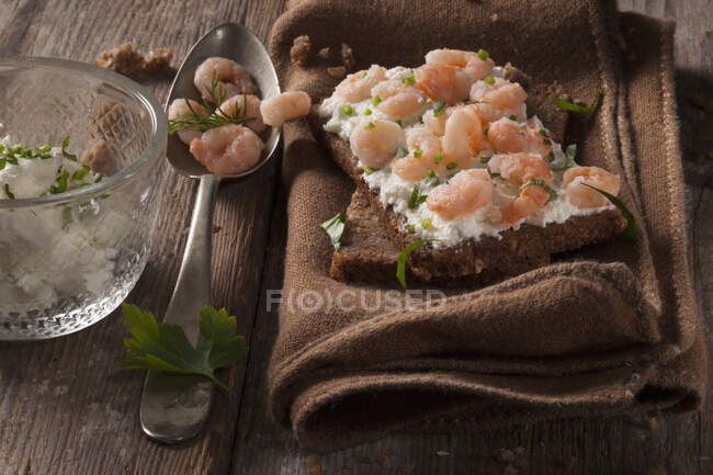 Wholemeal bread with cream cheese, chives and prawns — Stock Photo