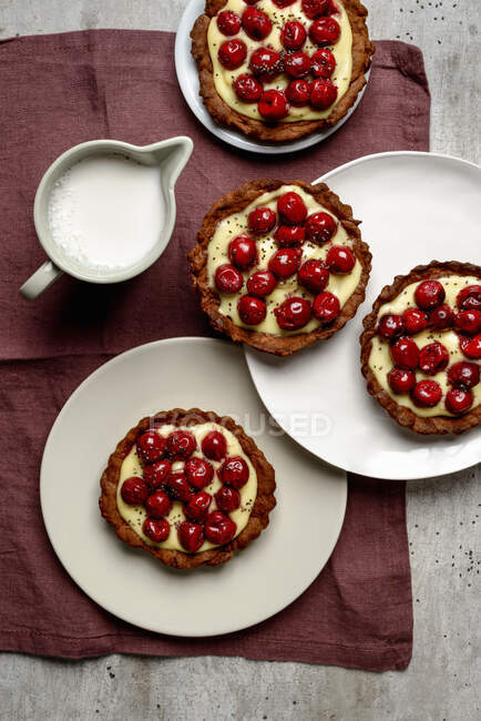 Nahaufnahme von leckeren Pudding-Torten mit Kirschen — Stockfoto