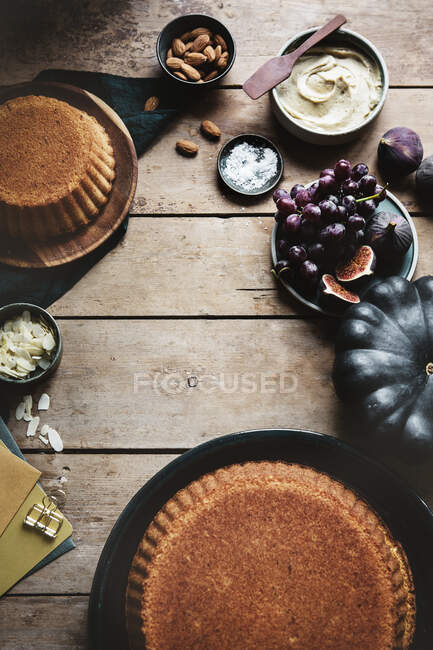 Zutaten für die Dekoration von Vanillekuchen mit Karamellzucker und frischen Feigen — Stockfoto