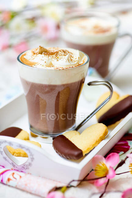 Крупным планом вкусный горячий шоколад — стоковое фото