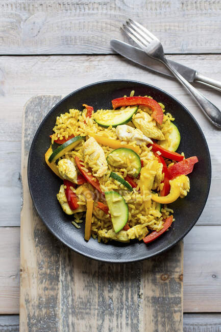 Curry rice with poultry, peppers and zucchini — Stock Photo