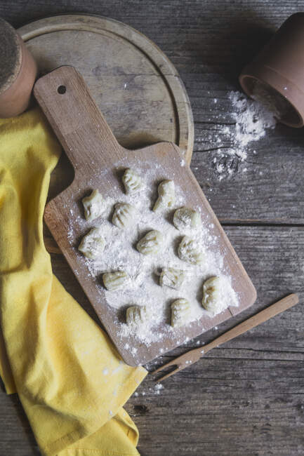 Pastel casero para hornear con harina y especias - foto de stock