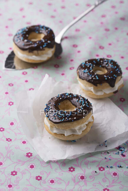 Vegane dunkel glasierte Donuts gefüllt mit Vanille-Sojasahne — Stockfoto