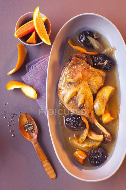 Leg of duck with fruits — Stock Photo