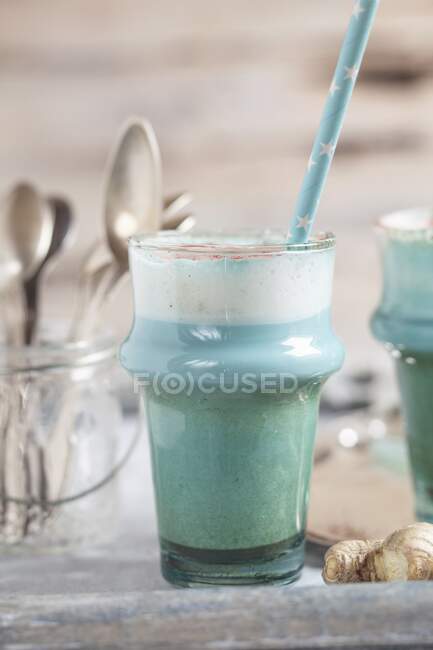 Смурфический латте (веганское растительное молоко, голубая спирулина, имбирь и свекла)) — стоковое фото