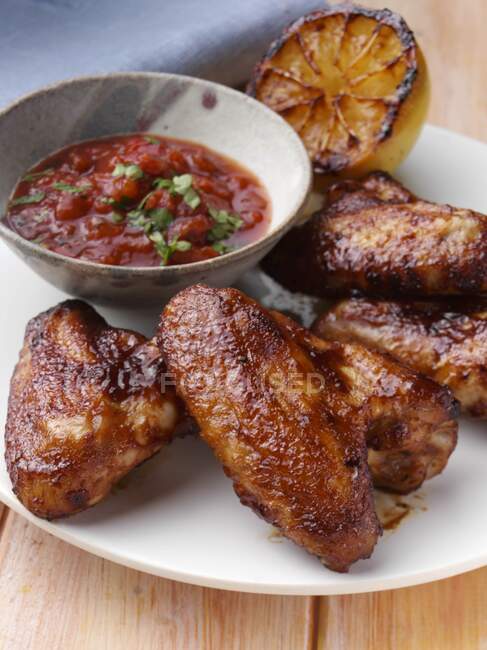Ailes de poulet BBQ avec salsa tomate — Photo de stock
