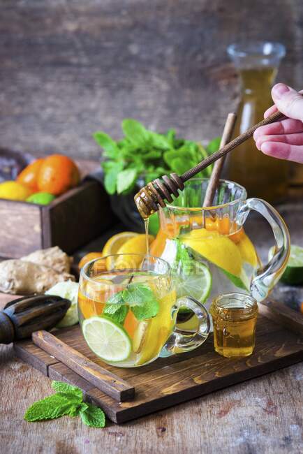 Acqua disintossicante con agrumi, zenzero e miele — Foto stock