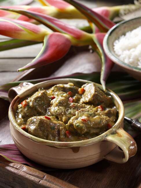 Un bol de nourriture éditoriale au curry de chèvre des Caraïbes — Photo de stock