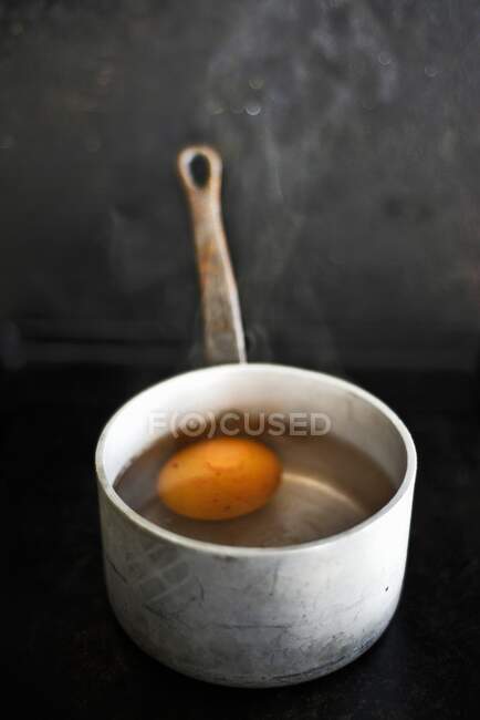 Un œuf dur dans une casserole — Photo de stock