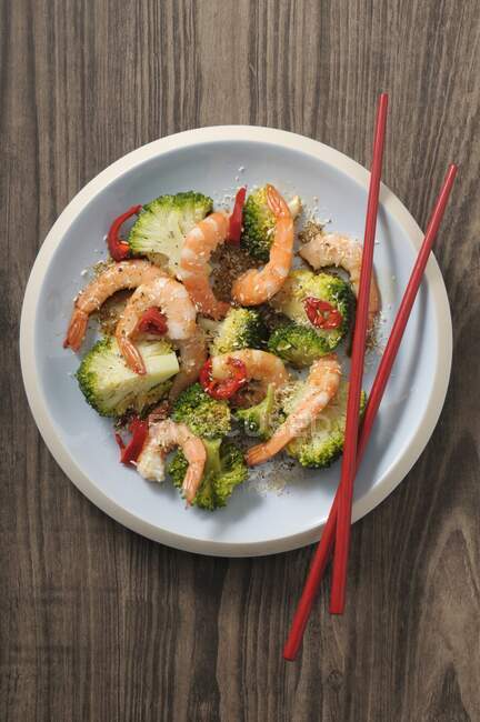 Sauted broccoli with chilli prawns and coconut flakes (Asia) — Stock Photo