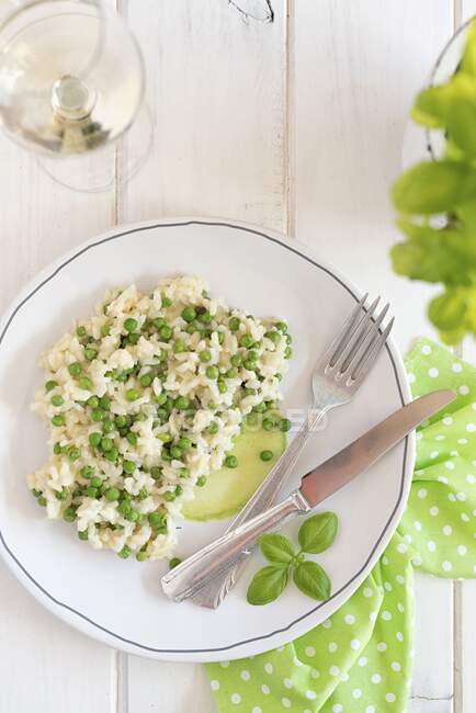 Pea risotto with fresh basil — Stock Photo