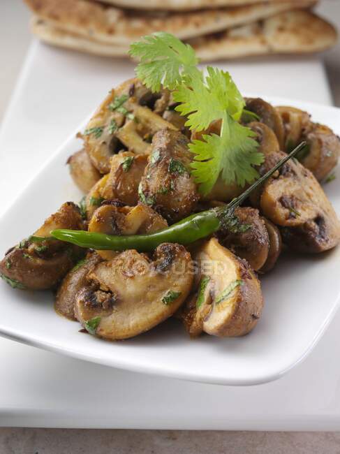 Um prato de Kukor mutta cogumelos picantes comida editorial — Fotografia de Stock