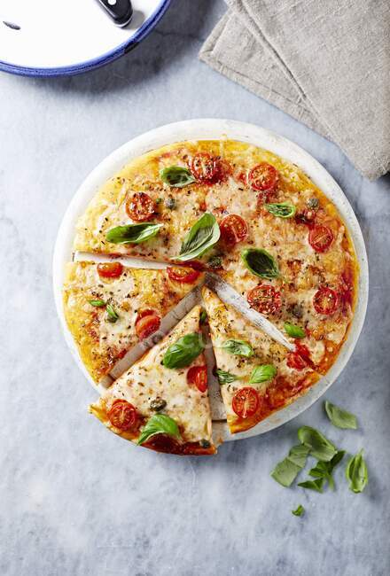 Cheese pizza with cherry tomatoes and capers — Stock Photo