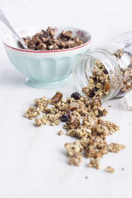 Granola sana casera con dátiles y semillas de calabaza (sin azúcar, vegetariana) - foto de stock