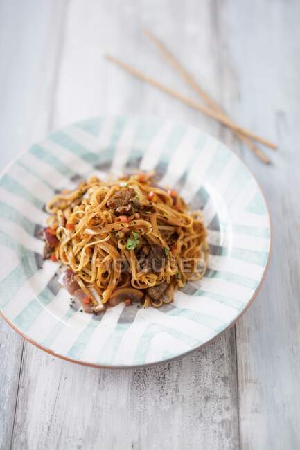 Lo Mein noodles with beef (China) — Stock Photo