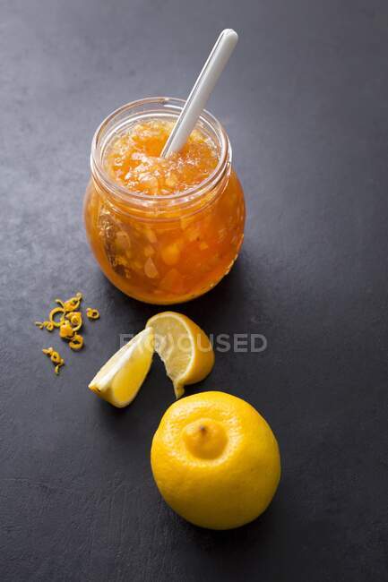 Confiture de bergamote maison avec des zestes — Photo de stock