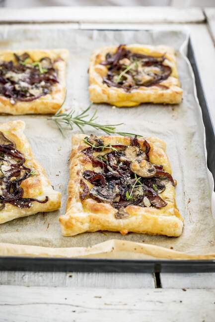 Pastries with caramelised onions, cheese and mushrooms — Stock Photo