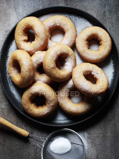 Sugared ring doughnuts close-up view — Stock Photo
