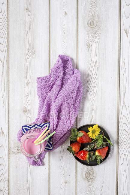 Strawberry Smoothie with Fresh Strawberries — Stock Photo