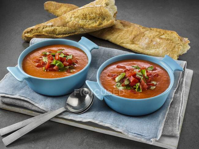 Soupe de tomates, gros plan de deux bols — Photo de stock