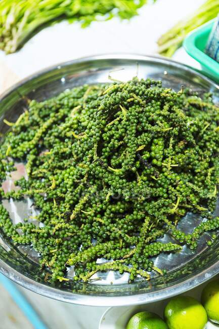 Primo piano di grani di pepe verde fresco — Foto stock