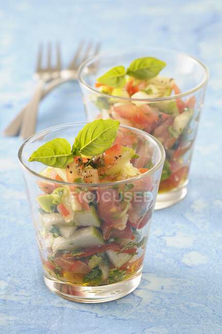 Tartare de tomates aux pommes, pesto et basilic dans des verres — Photo de stock