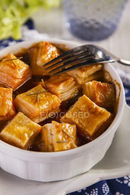 Mutton ragout with vegetables and rosemary puff pastry cubes - foto de stock