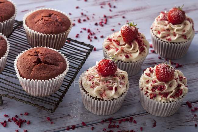 Cupcakes with chocolate and strawberries — Stock Photo