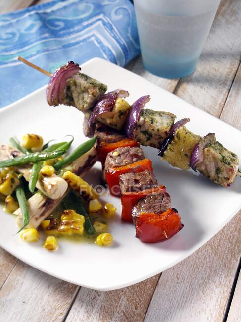 Orkand pineapple and chilli beek kebabs with corn and palm heart salad — Stock Photo