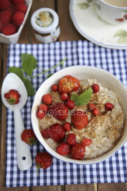 Summer breakfast porridge with strawberries and mint — Stock Photo