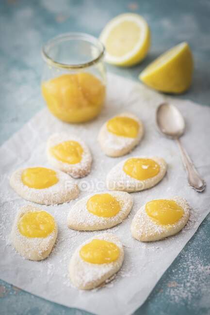 Citronelli on baking paper close-up view — Stock Photo