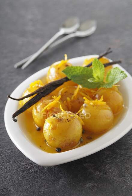 Prugne gialle in miele d'arancia con spezie — Foto stock