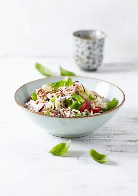 Рис басмати и салат из тунца с овощами — стоковое фото