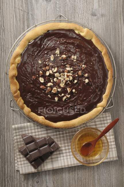 Chocolate tart with hazelnuts and honey — Stock Photo
