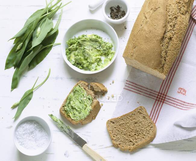 Homemade spelt and sesame seed bread with wild garlic butter — Stock Photo